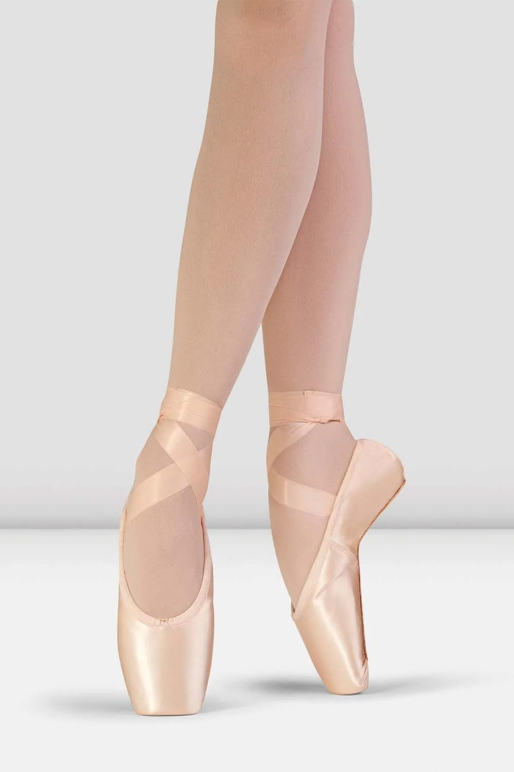 Dancer wearing Bloch Synthesis Pointe Shoes S0175L en pointe