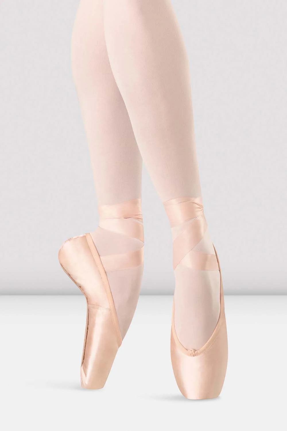 Dancer wearing Bloch Hannah Pointe Shoes S0109L en pointe
