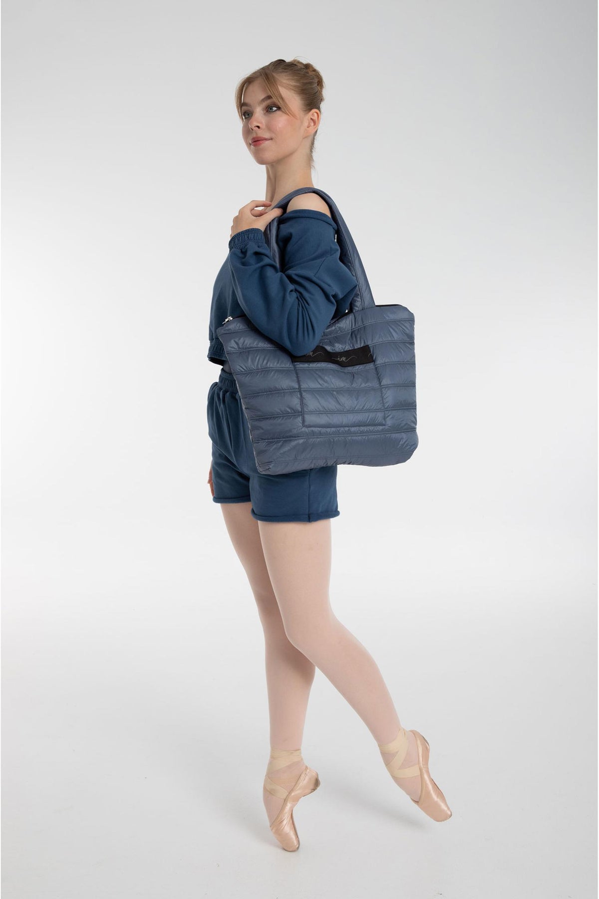Ballerina wearing Intermezzo Alma 9105 blue aqua padded dance bag