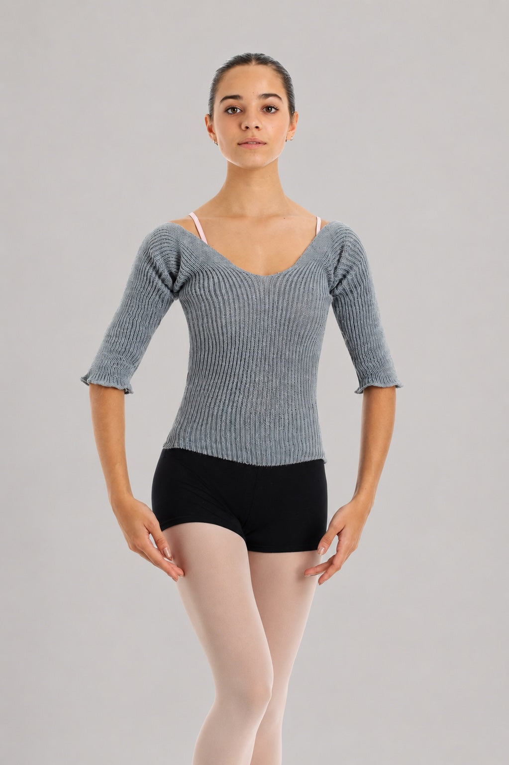 Dancer wearing Intermezzo knitted ballet warm up crop top 6070 in grey front view